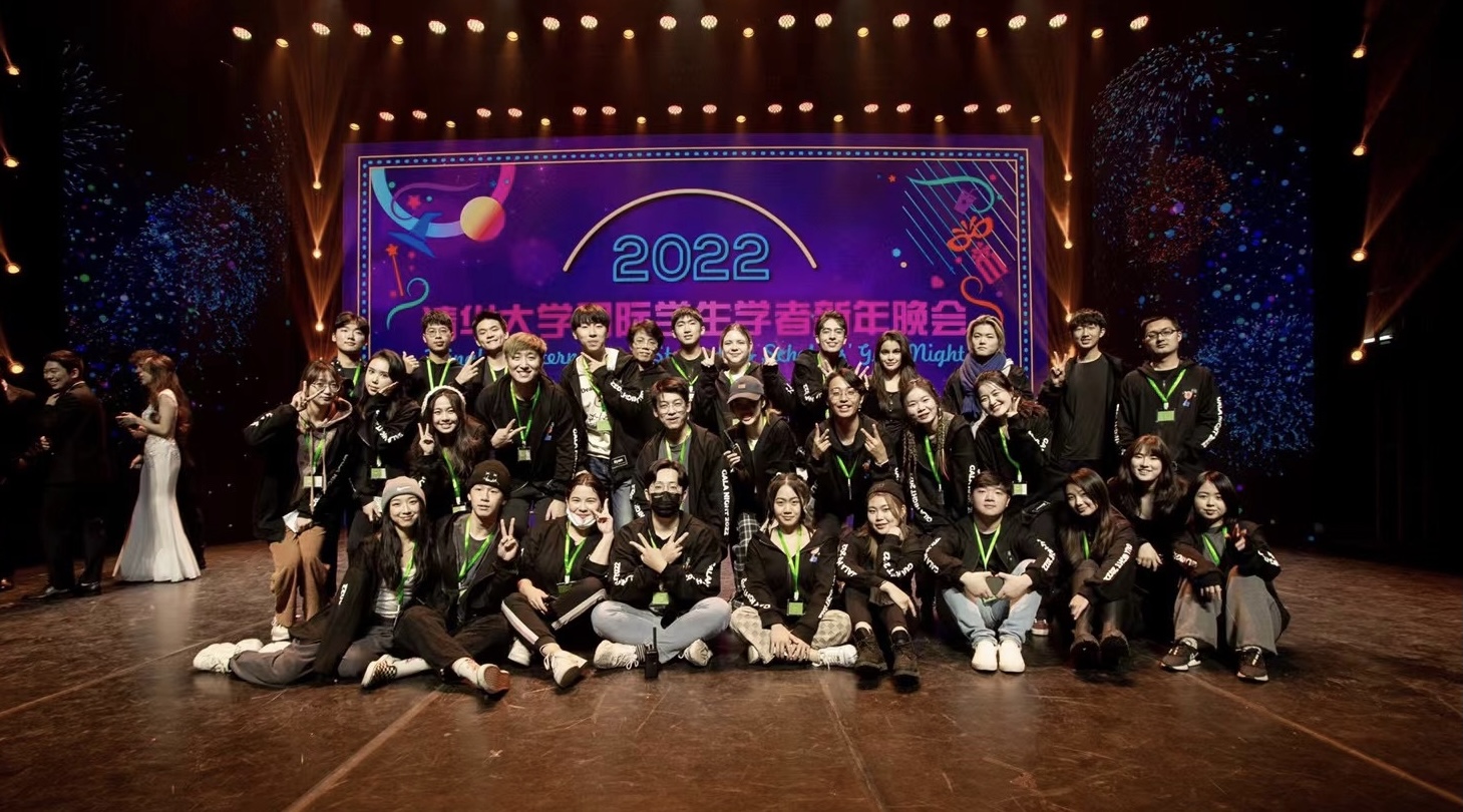 国际生新年晚会 一排左3.jpg