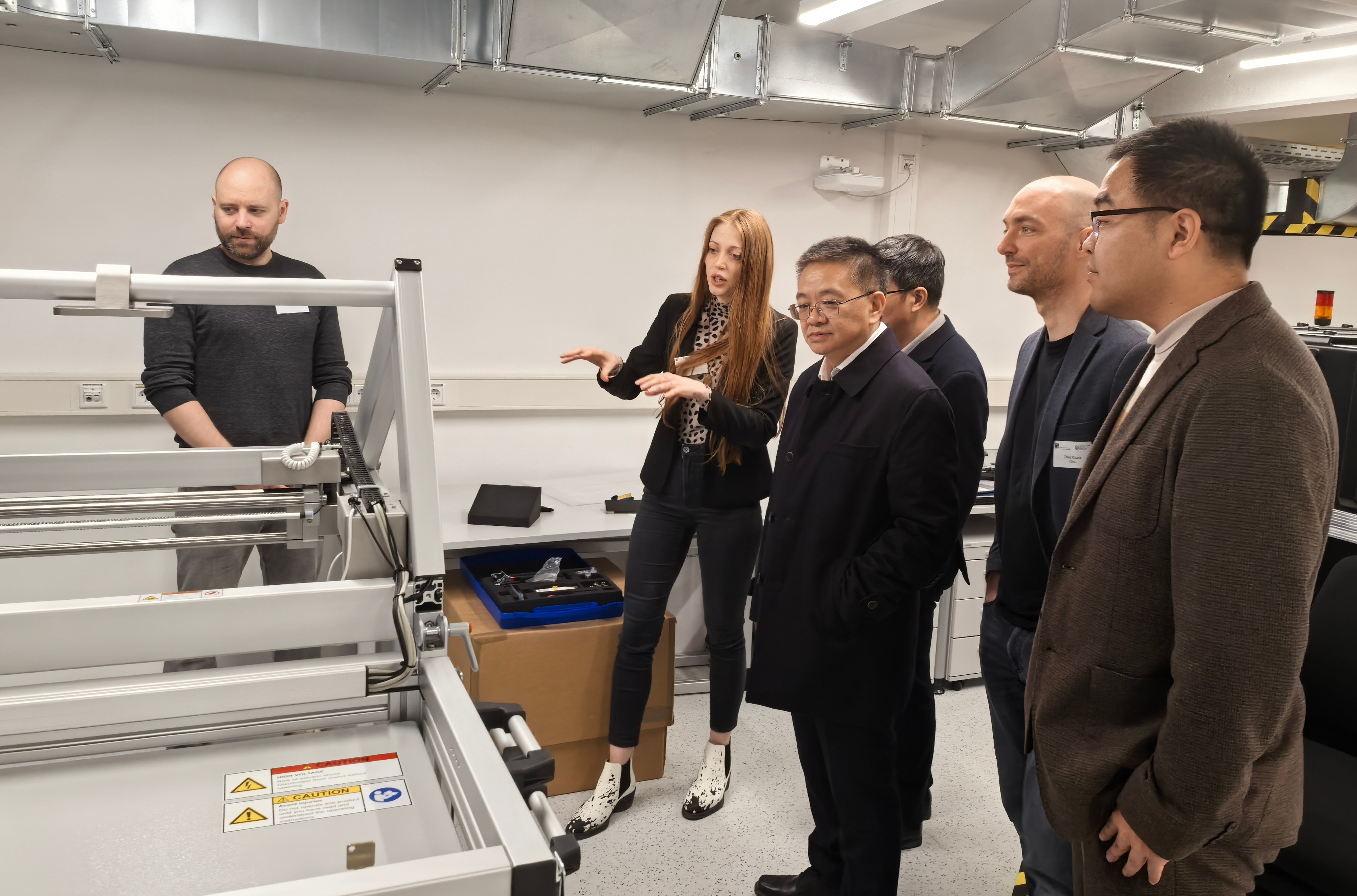 20250417-校领导带队访问奥地利、德国、法国-出土文献中心-参观数字提取与文物保护实验室.jpg