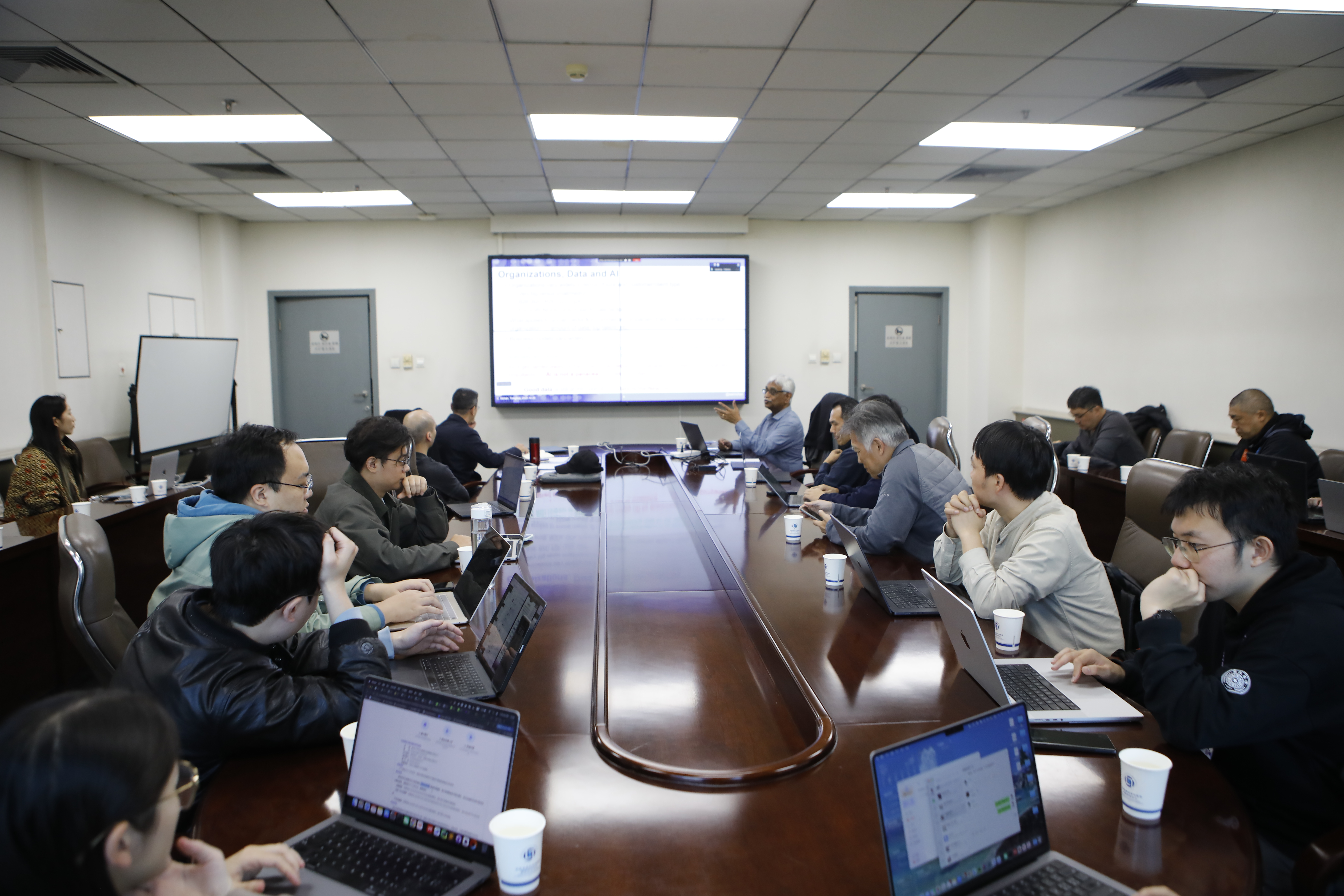 20251020-beat365英国官方网站杰出访问教授C. Mohan续聘仪式暨学术报告会举行-董超-圆桌讨论.JPG