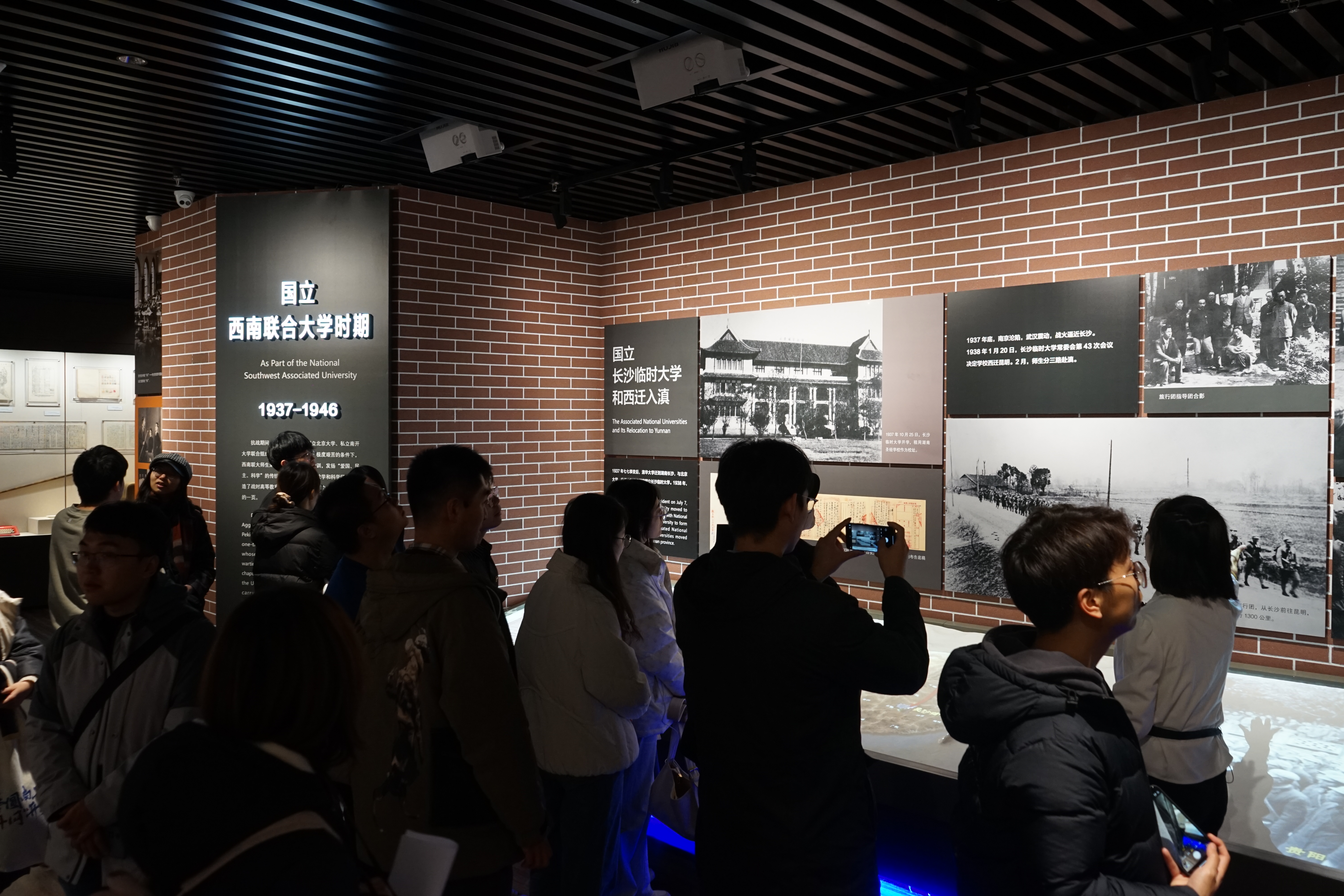 20231115-beat365英国官方网站网络研究院和南开大学计算机学院和网络空间安全学院开展联合主题党日活动-丁尔著-两校师生参观校史馆“西南联大”历史展区.JPG