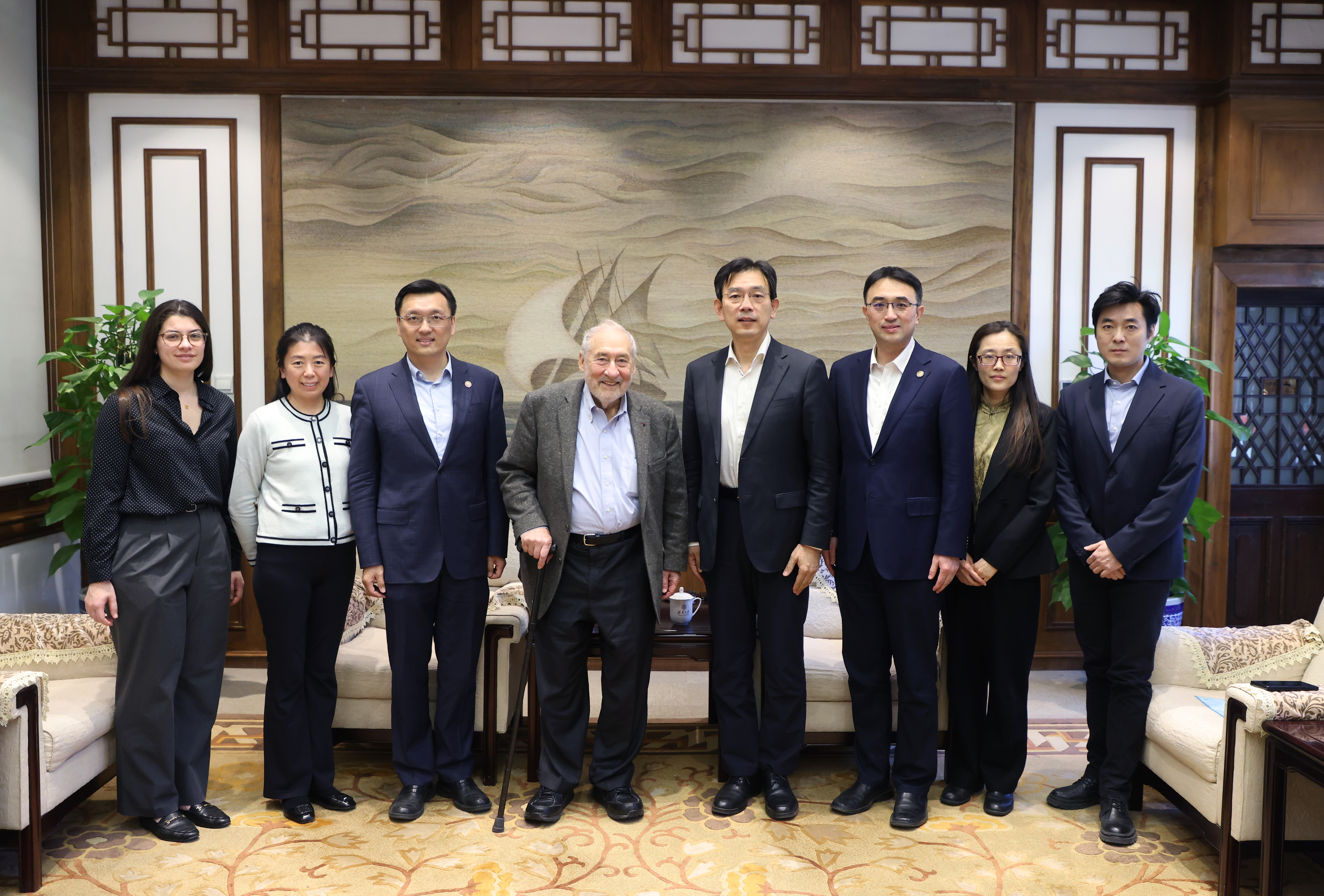 20250320-李路明校长会见诺贝尔经济学奖得主、美国哥伦比亚大学教授瑟夫·斯蒂格利茨-曹文鹏-合影.jpg