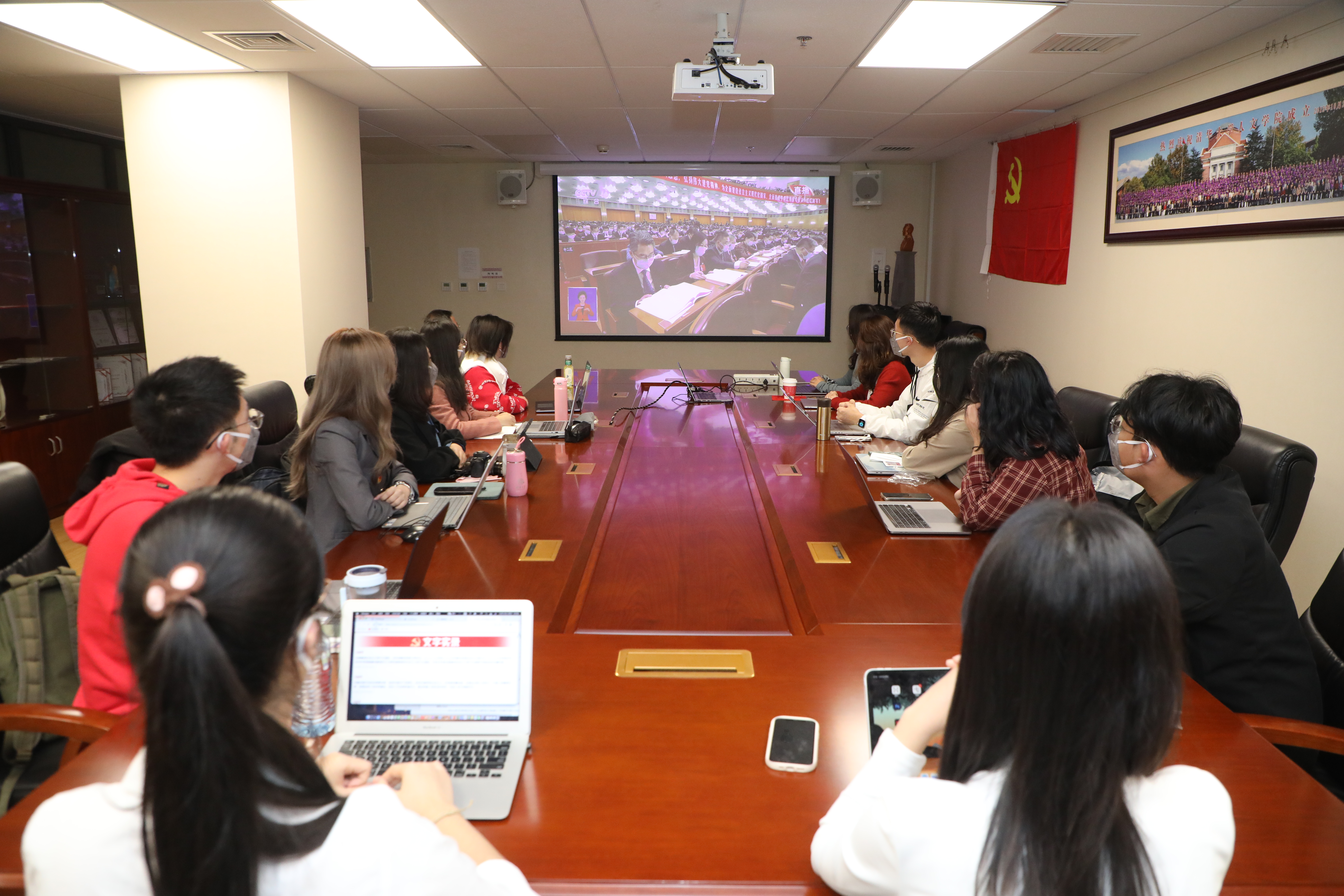 20221018-喜庆二十大,奋进新征程——beat365英国官方网站本科生党支部热切关注党的二十大开幕会-刘雪天-日新1党支部师生观看、学习党的二十大开幕会.JPG