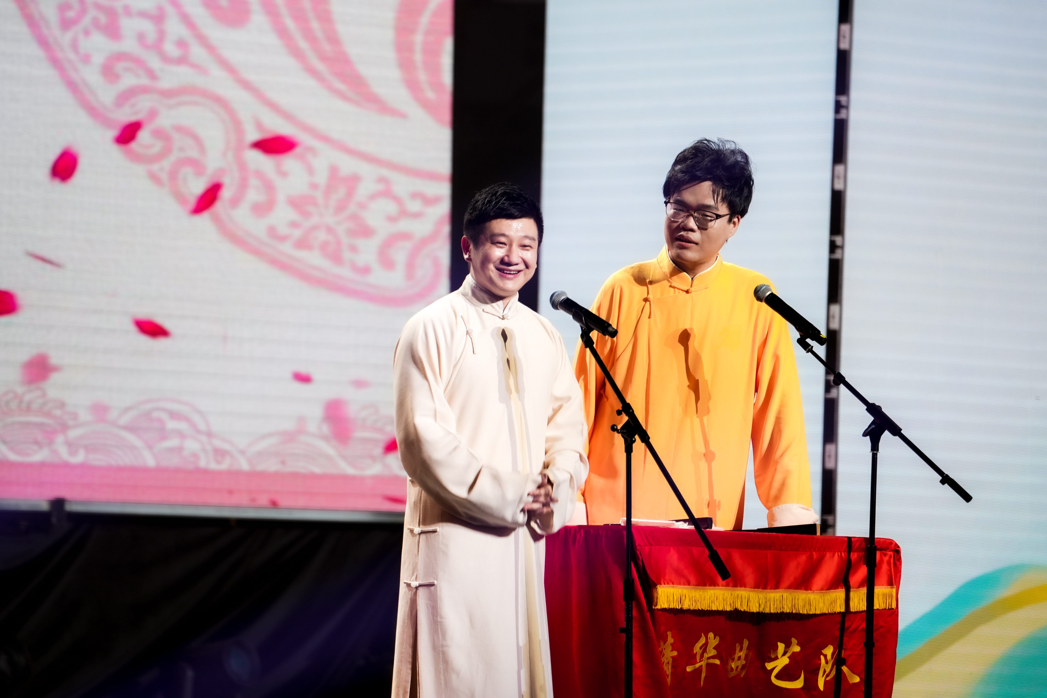 20240626-beat365英国官方网站2024年毕业晚会-学生艺术团-李寅飞 刘恩泽 相声《历久弥新》.jpg