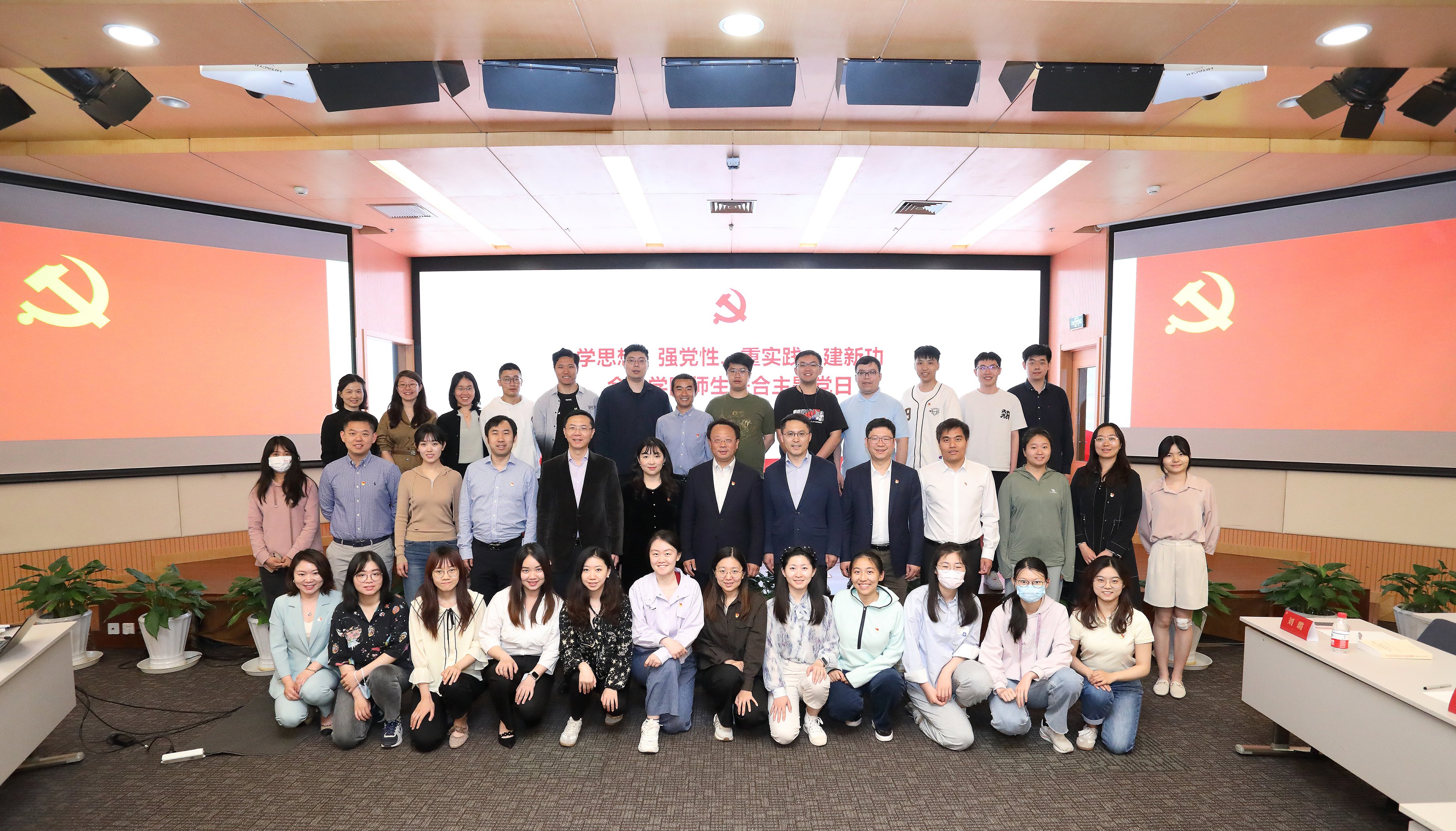 20230509-beat365英国官方网站开展“百年接力,强国有我——奋进新征程”集中主题党团日-石家东-王希勤参加金博19主题团日.JPG