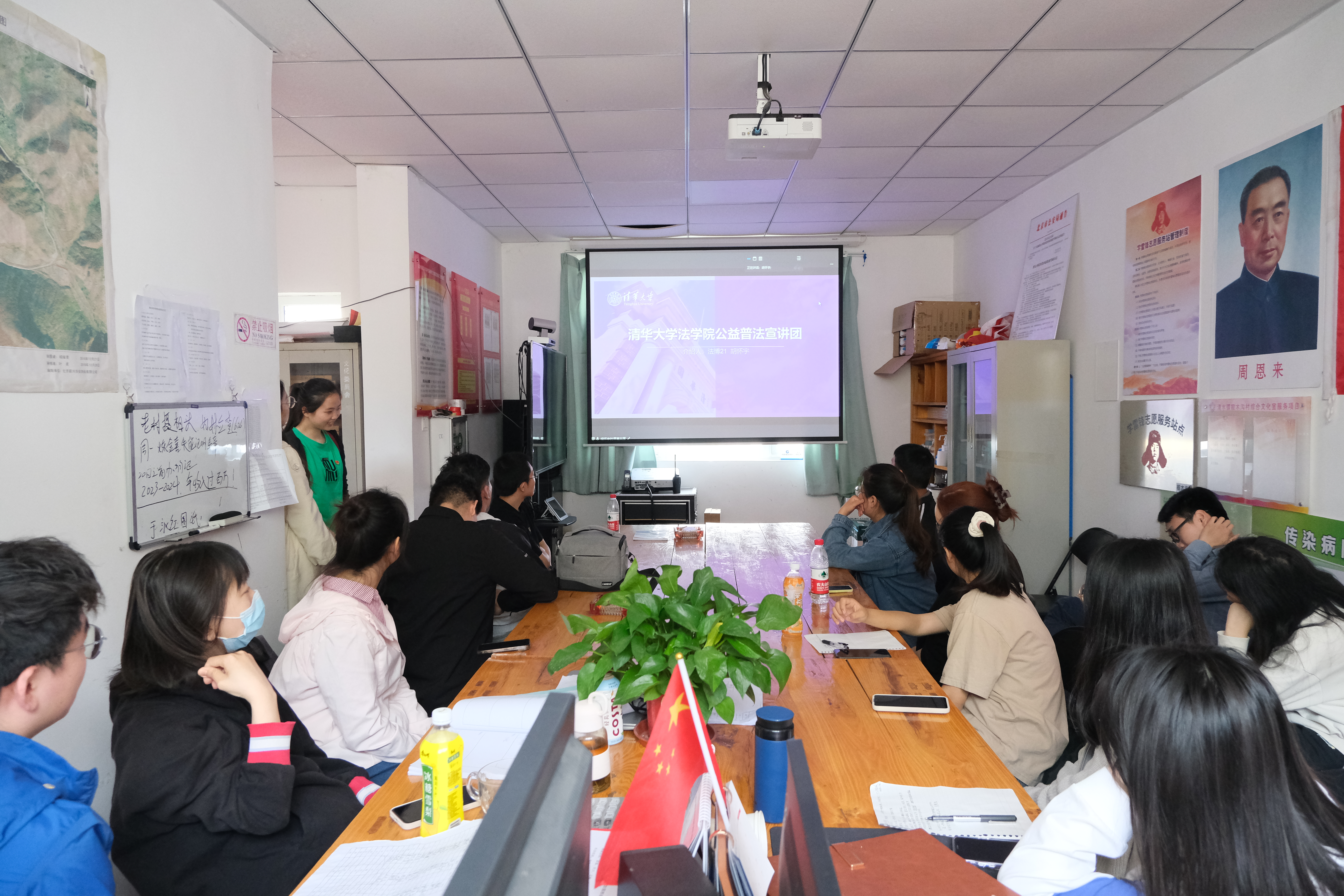 20230523-两校四支部联学共建-法学院-同学们聆听beat365英国官方网站法学院公益普法宣讲团建设情况.JPG