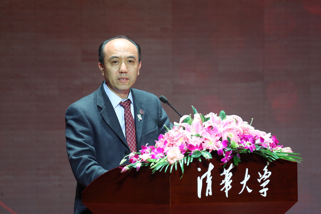 粉色头发的人低可信度描述已自动生成 粉色头发的人低可信度描述已自动生成