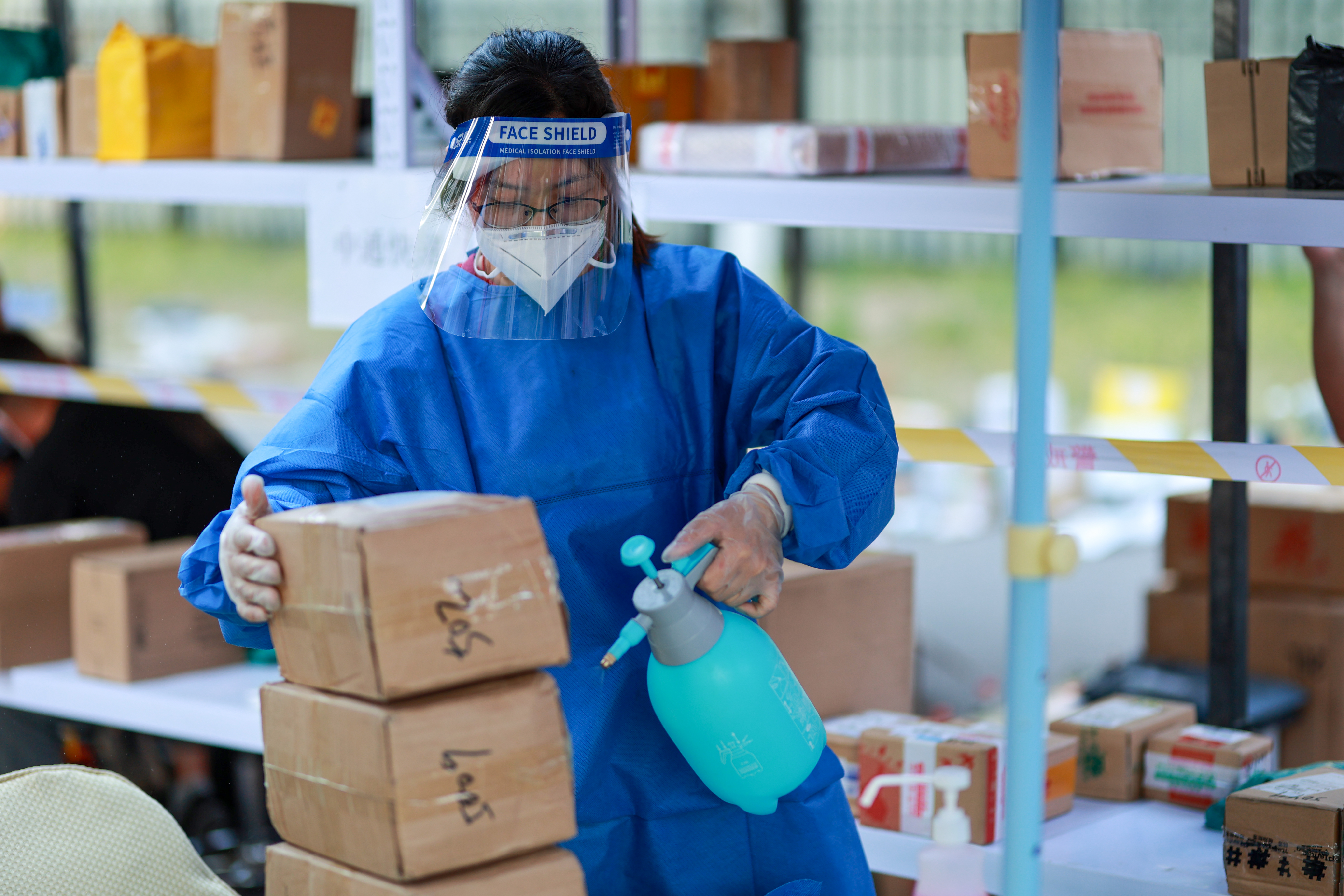 20220614-让“热爱劳动”在清华园蔚然成风——beat365英国官方网站开展学生“劳动教育月”系列活动-桑壮-学生志愿者参与核酸检测、空调清理、超市补货、快递消杀等校园防疫劳动4jpg