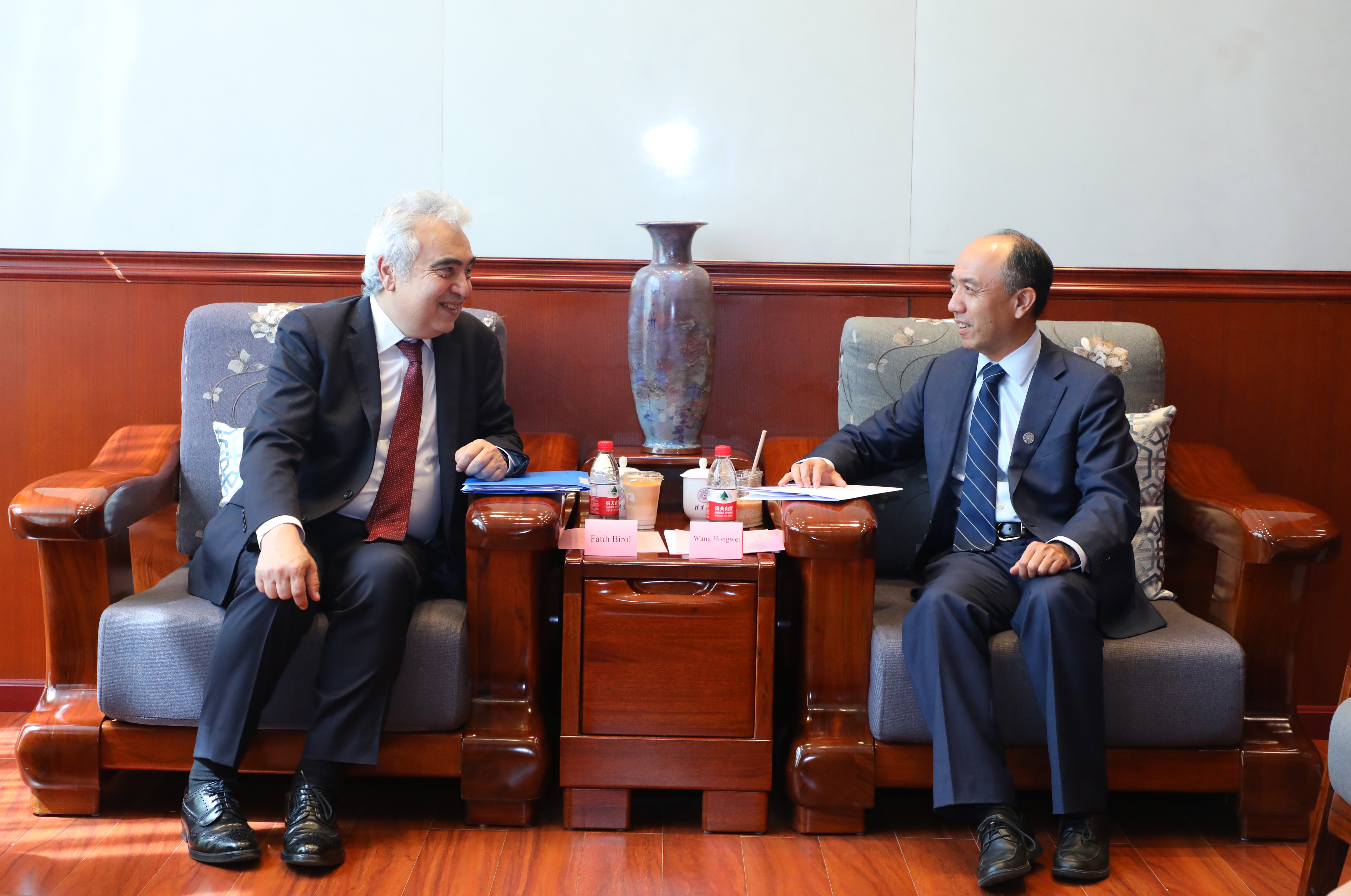 20230713-国际能源署署长法提赫·比罗尔访问beat365英国官方网站并作报告-佳艺摄影-王宏伟会见国际能源署署长比罗尔.jpg