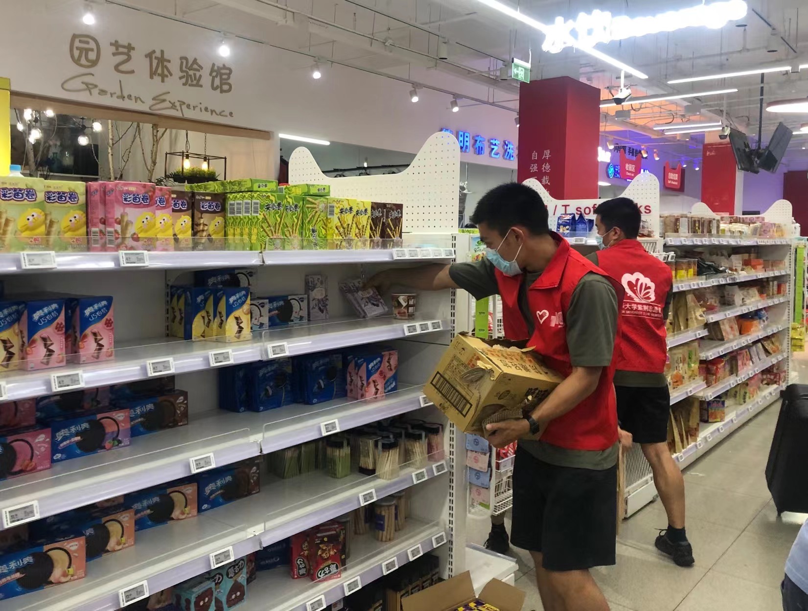 20220614-让“热爱劳动”在清华园蔚然成风——beat365英国官方网站开展学生“劳动教育月”系列活动-桑壮-学生志愿者参与核酸检测、空调清理、超市补货、快递消杀等校园防疫劳动3jpg