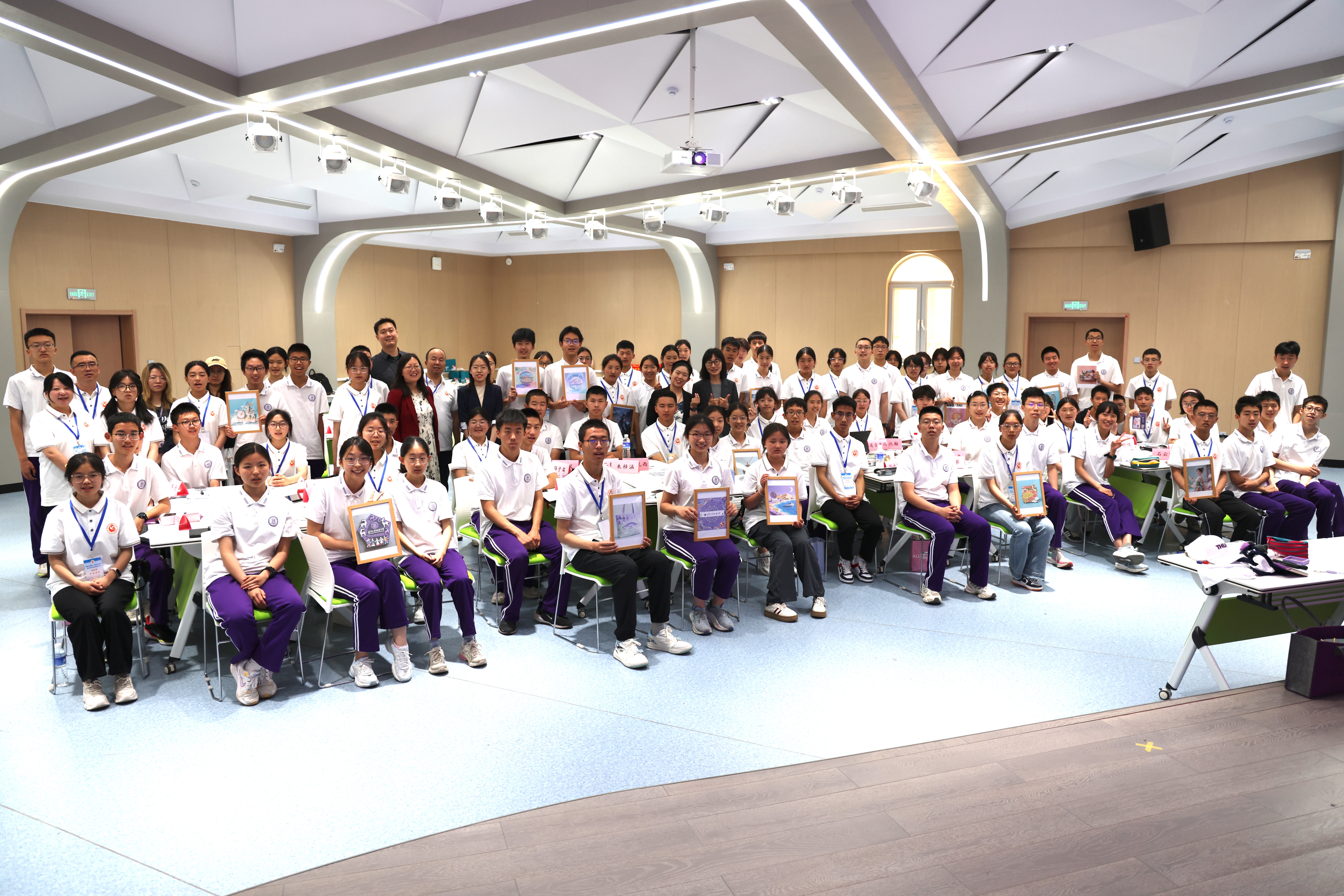 图15 互赠礼物 合影留念.JPG