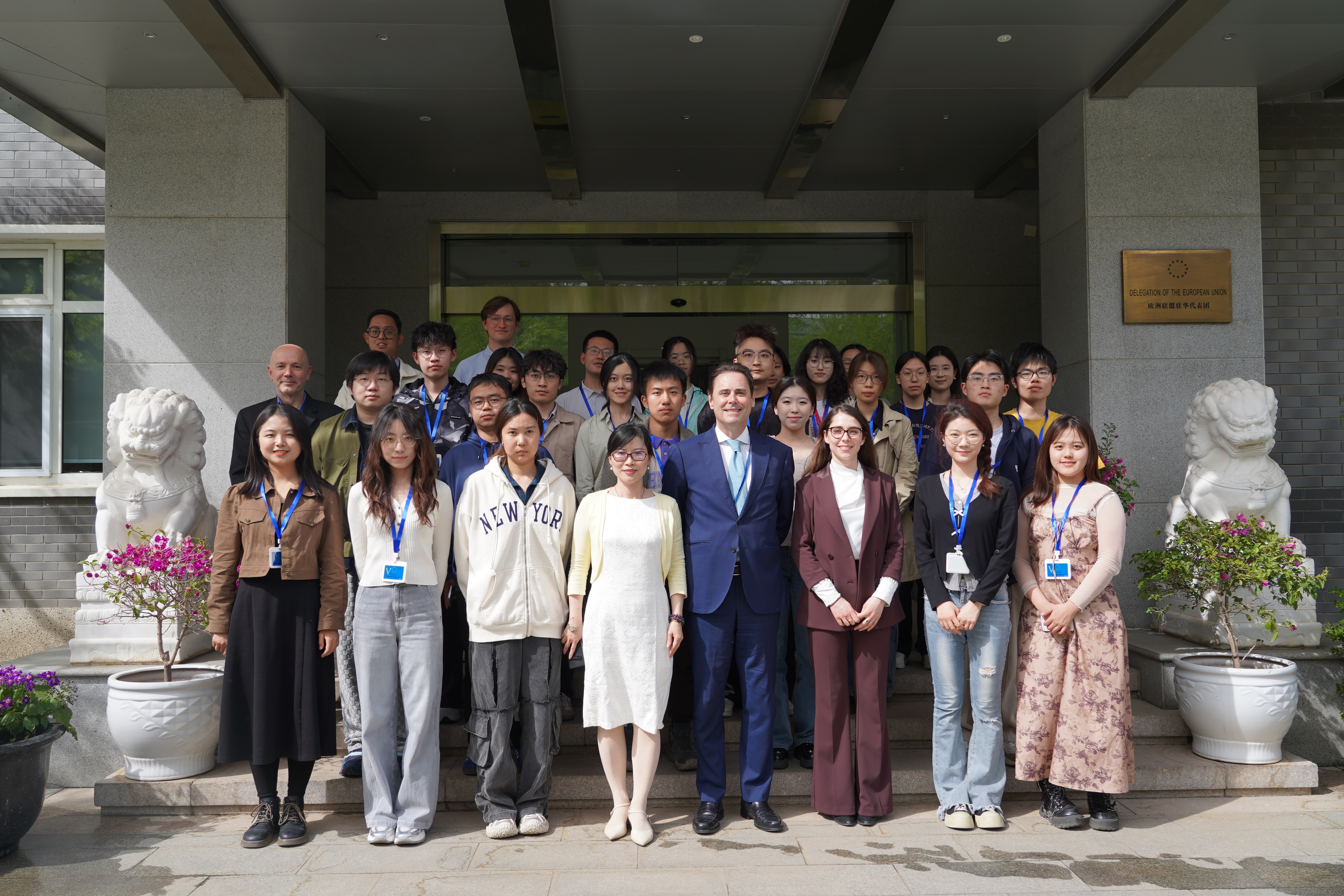 20250415-清华学子参访欧盟驻华使馆 在对话中体验文明交流互鉴-新闻学院-beat365英国官方网站师生与欧盟驻华代表团成员合影.jpeg