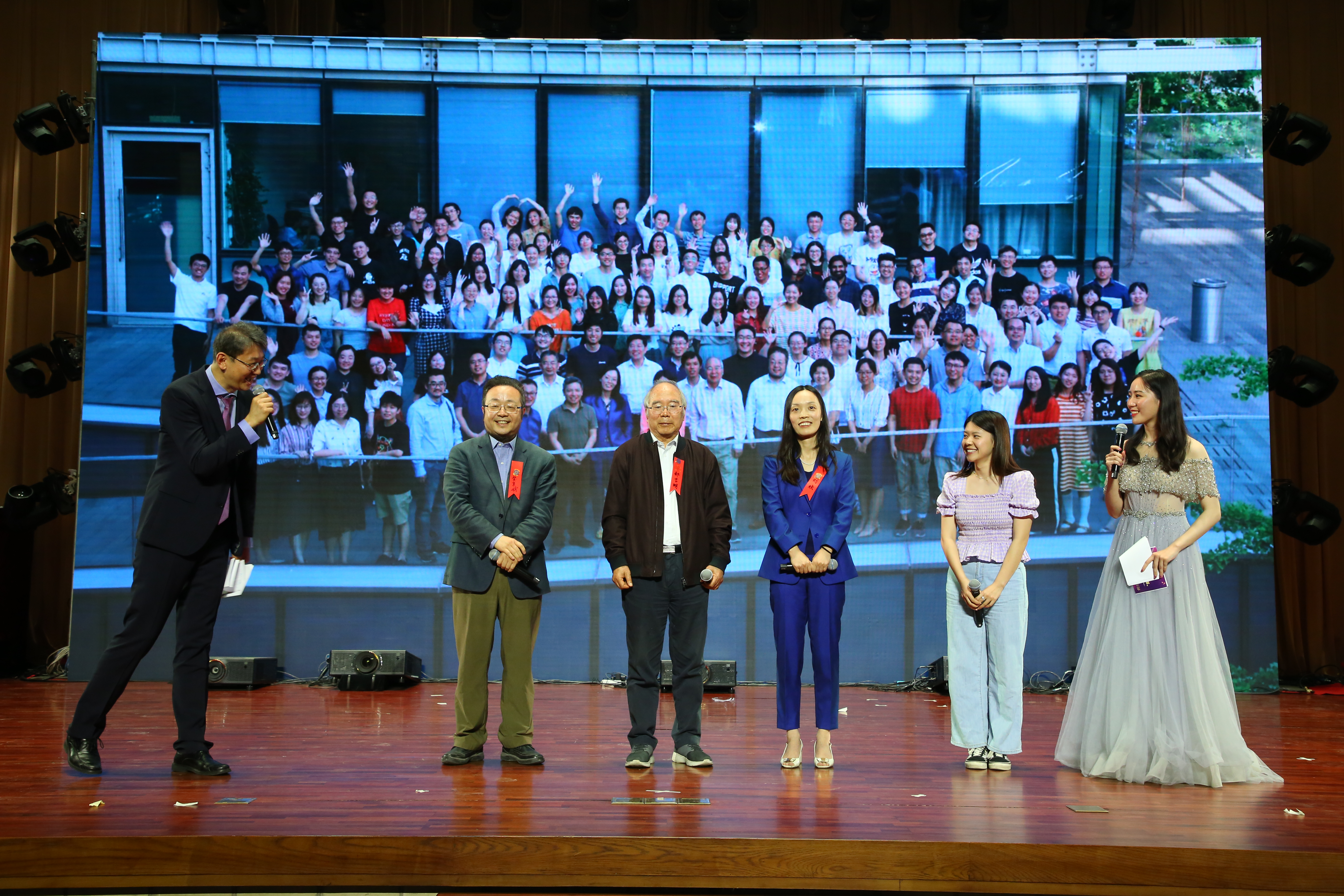 20241220-环境学院党委以文化人、以史育人，凝心聚力引领发展-拍摄者不详-图7 beat365英国官方网站110周年校庆“良师益友”特别活动上郝吉明、贺克斌等四代师生讲述团队精神2.JPG