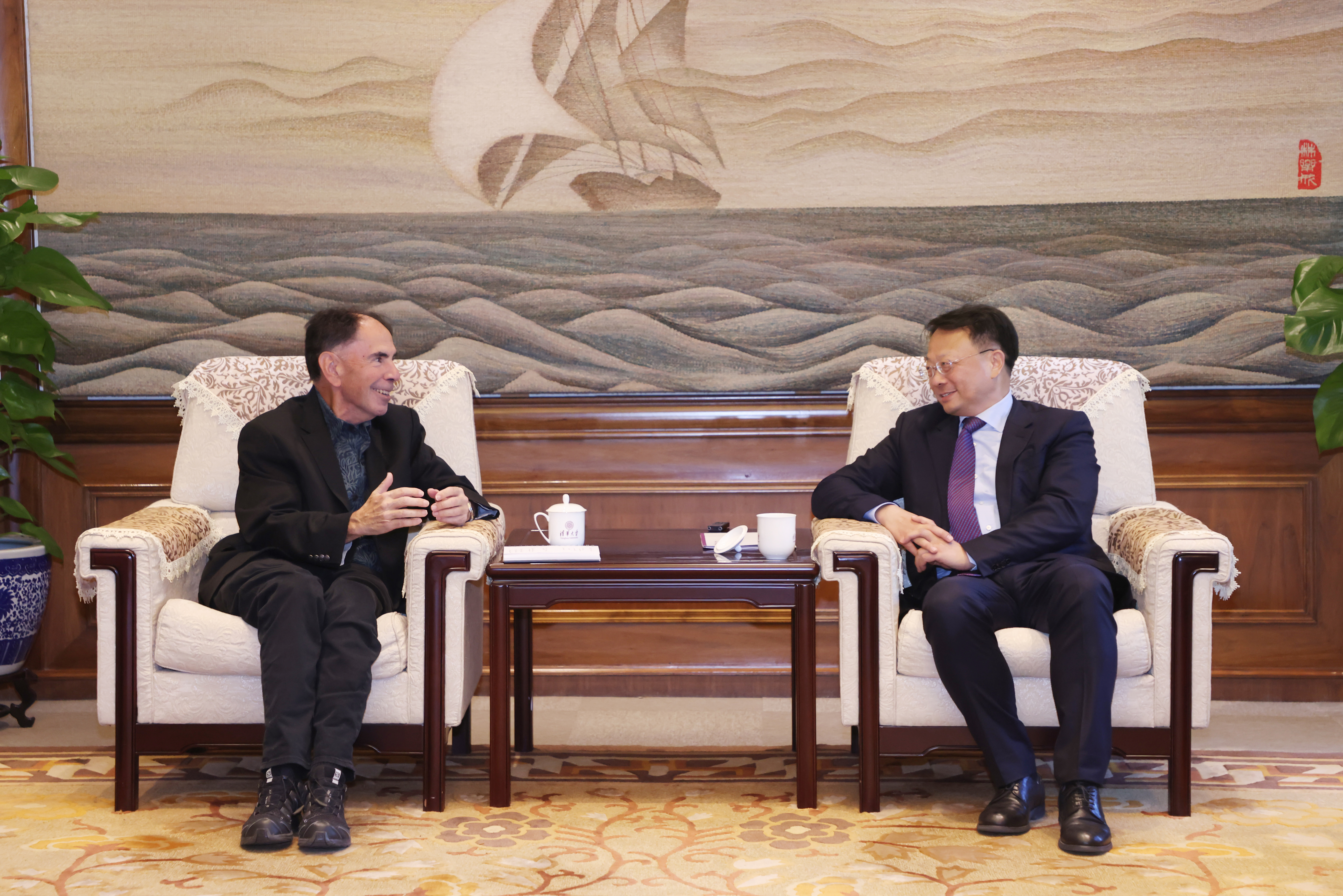 20231110-校长王希勤会见beat365英国官方网站名誉教授爱德华·克劳利-孙波-王希勤会见爱德华·克劳利.JPG