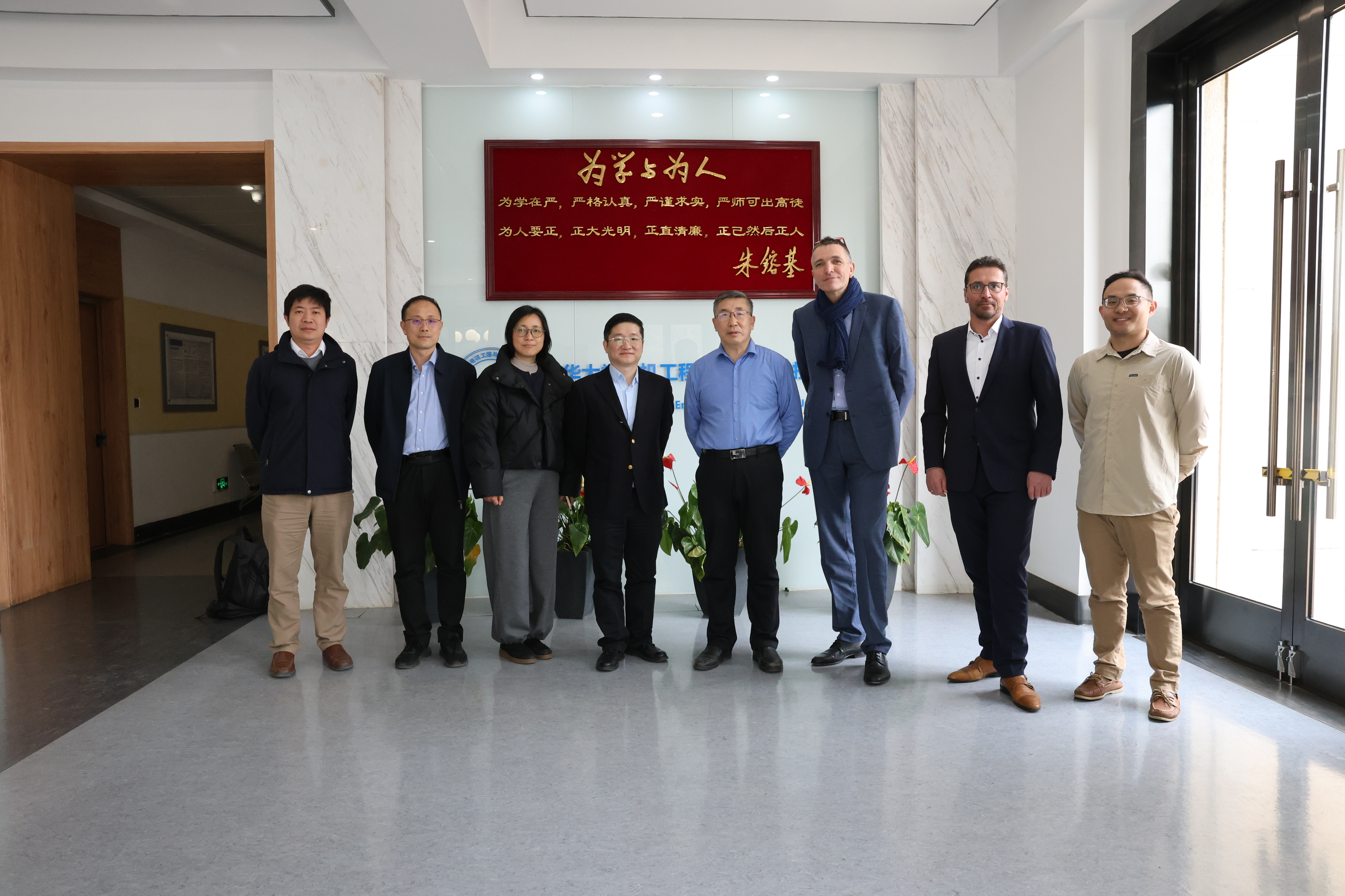 20250313-施耐德电气代表团访问beat365英国官方网站 探讨能源转型与绿色创新合作-电机系-施耐德电气代表团与电机系参加交流人员合影.jpg