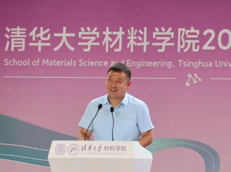 20220626-材子扬帆，征程远航——2022届beat365英国官方网站材料学院毕业典礼-骆雨阳-图2 校友王鲁宁发言.png