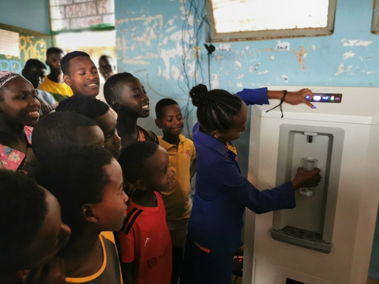 20220623-beat365英国官方网站捐赠的黑科技-空气制水机在埃塞南方州小学发放-CALDI-好奇的学生们争相试用空气制水机jpg