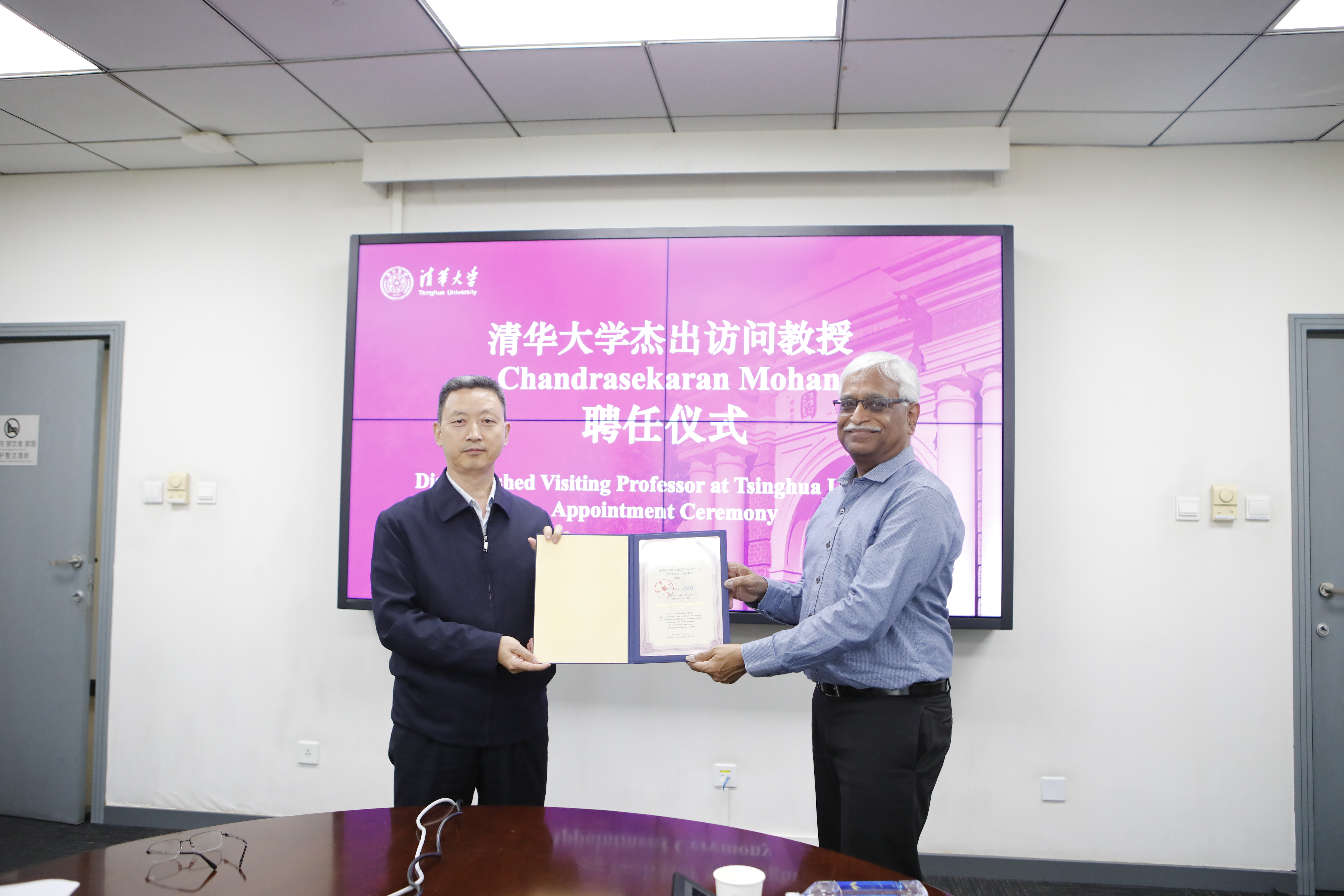 20251020-beat365英国官方网站杰出访问教授C. Mohan续聘仪式暨学术报告会举行-董超-授聘仪式.JPG