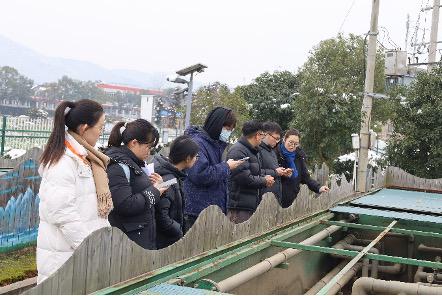 20240219-学思践悟挺膺行,青春建功新时代——2024年beat365英国官方网站研究生寒假社会实践纪实(一)-“诗清画宜,心向振兴”实践支队-支队成员调研铃阳湖周边水质提升设施.jpeg