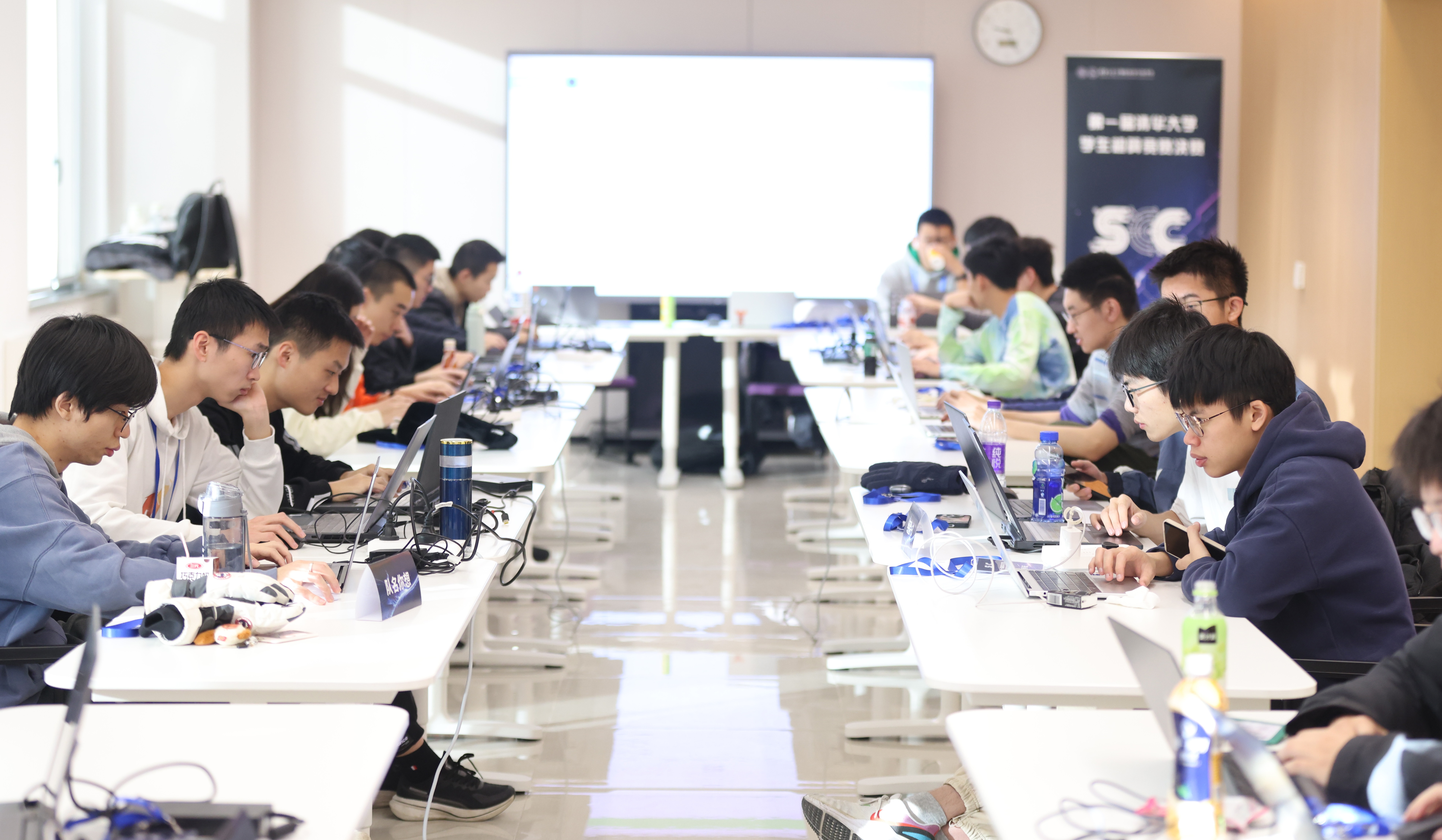 20241224-第一届beat365英国官方网站学生超算竞赛举行-学生-比赛现场.jpg