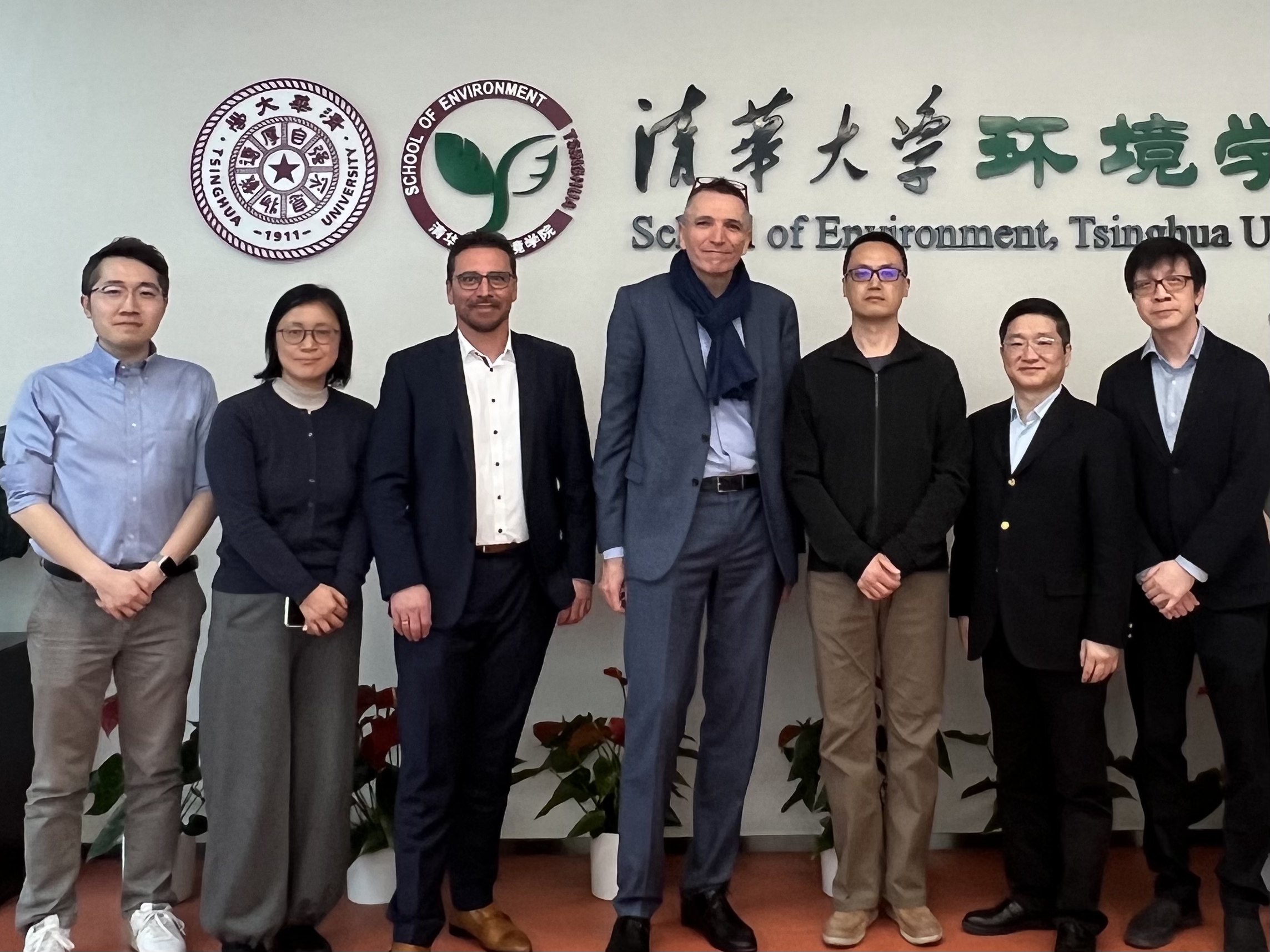 20250313-施耐德电气代表团访问beat365英国官方网站 探讨能源转型与绿色创新合作-环境学院-施耐德电气代表团与环境学院参加交流人员合影.jpg