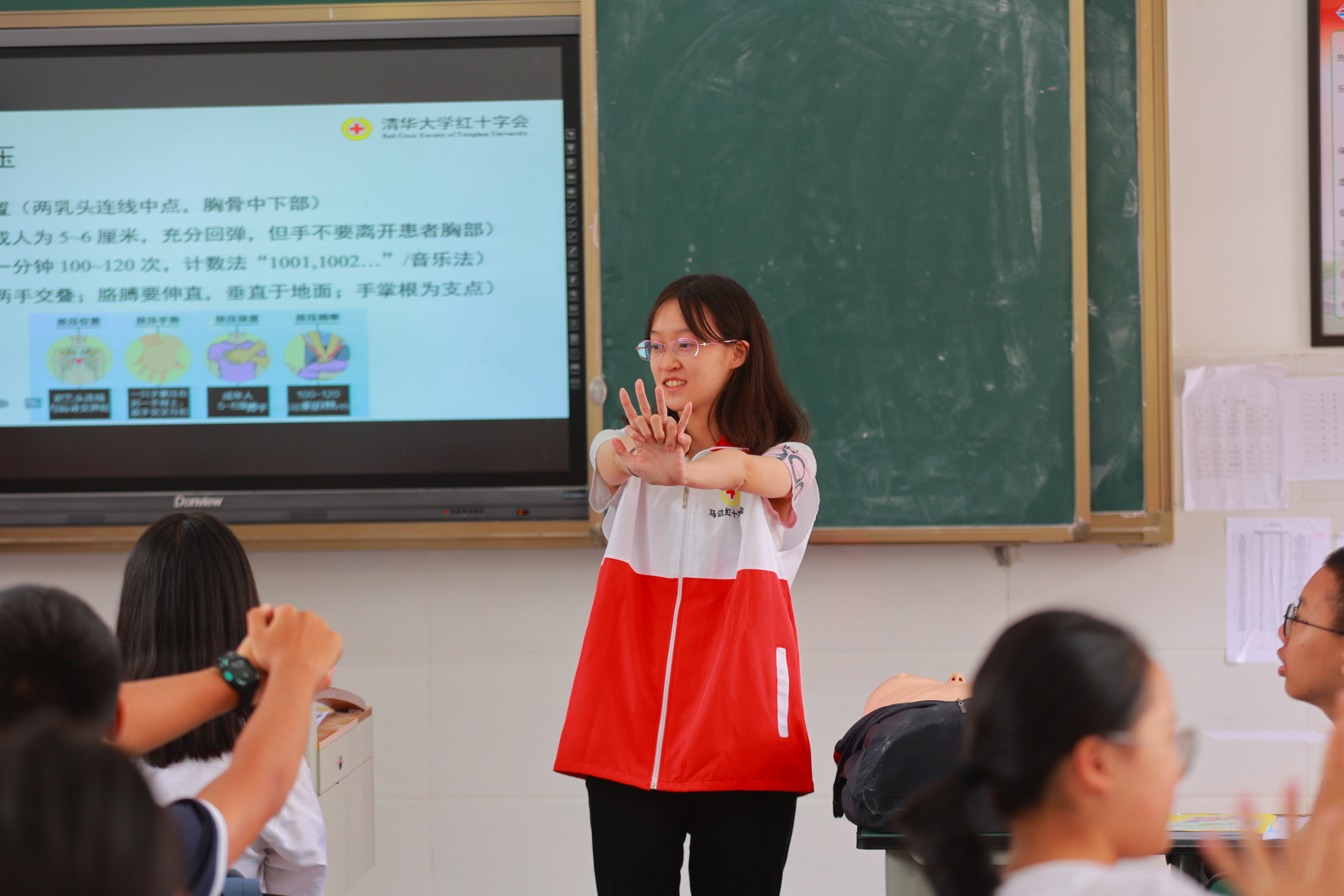 20220802-学生红会支教急救讲堂-郭镕玮-1 来自beat365英国官方网站红十字会学生分会急救部的顾悦然正在演示心肺复苏姿势.jpg