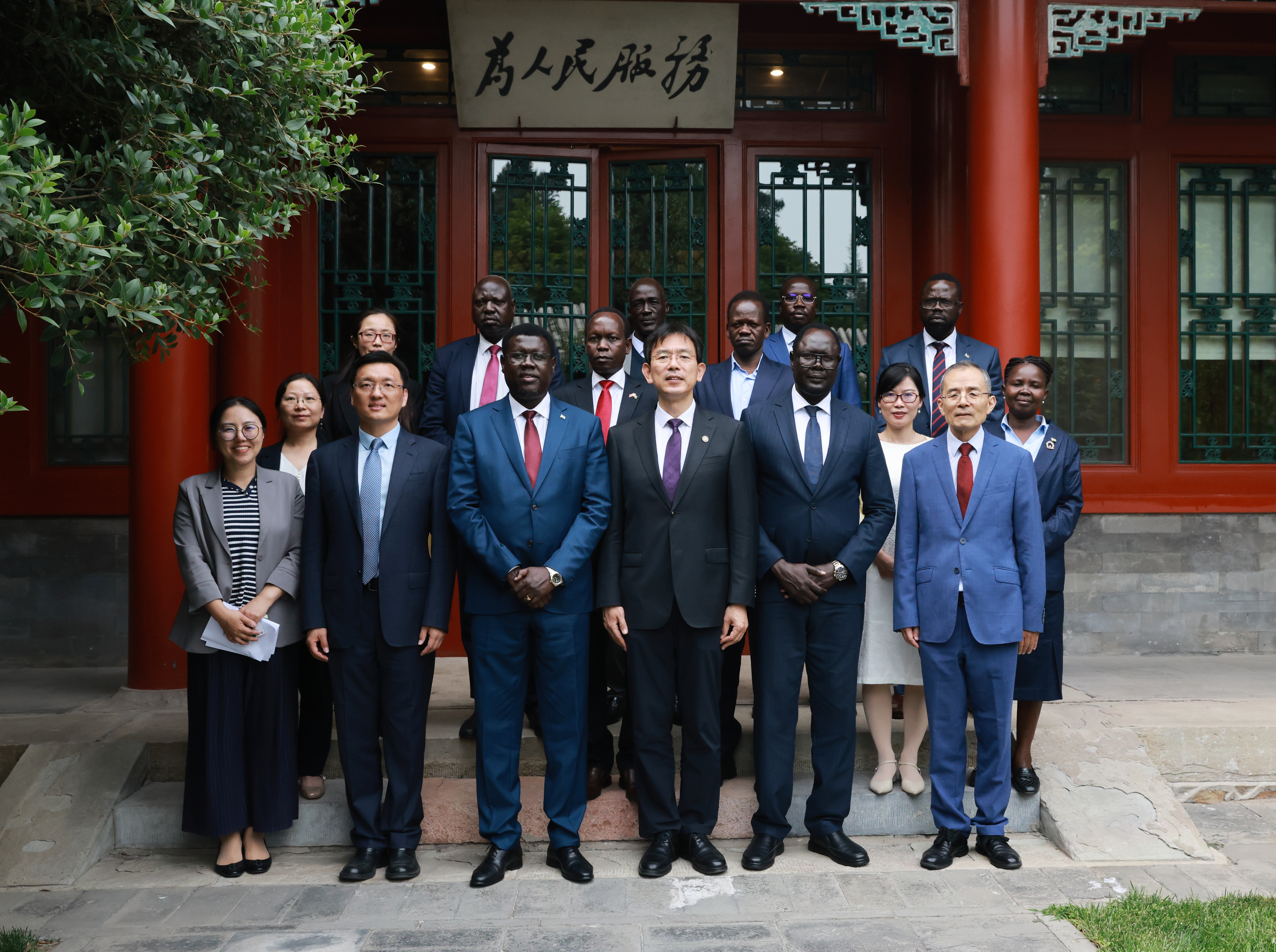 20250613-李路明校长会见南苏丹外长一行-石加东-与会人员合影.JPG