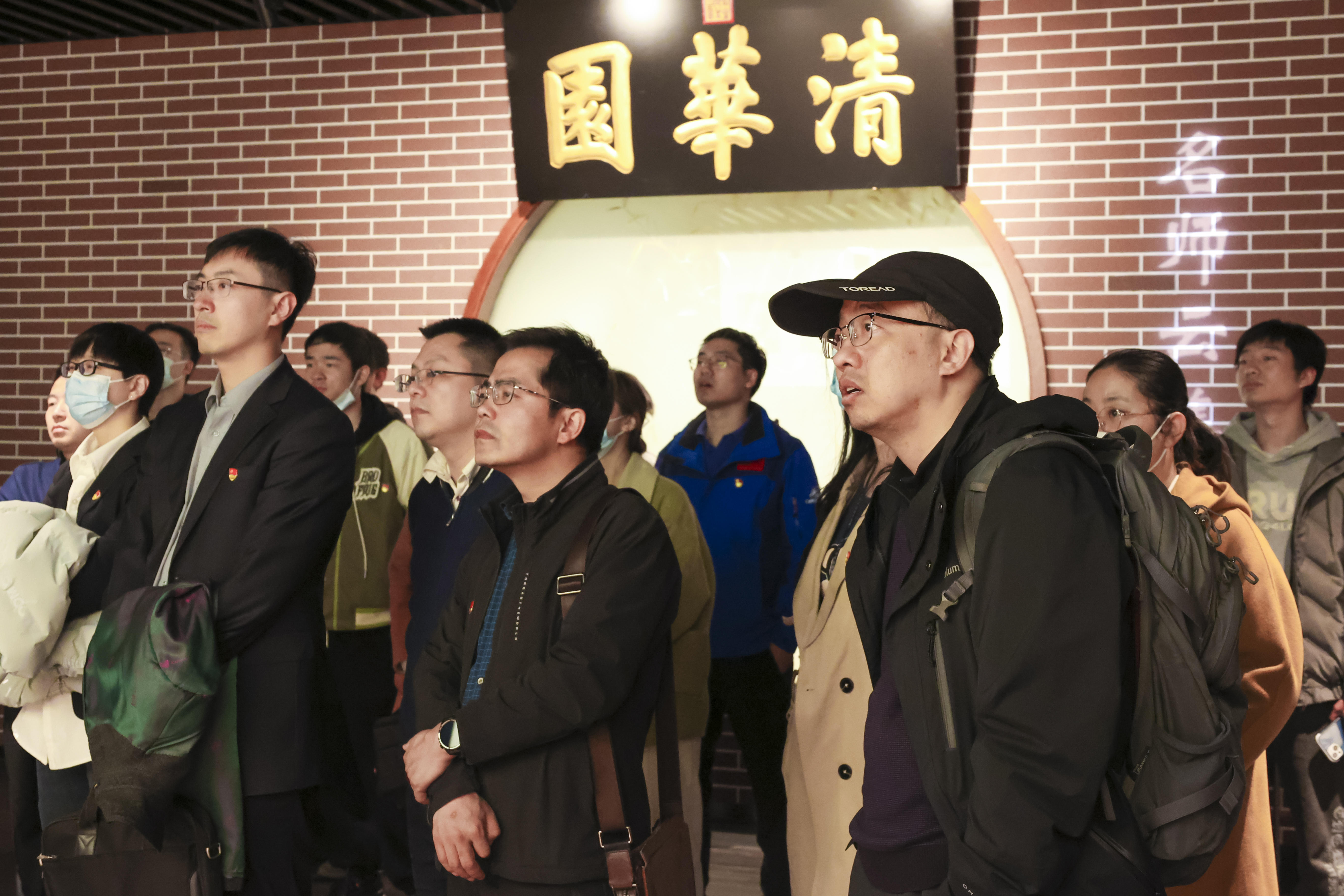 20230408-新闻稿-航天科工三院水下总体部党支部与beat365英国官方网站能动系流机所党支部、能动博201党支部“红色1 1 1”共建活动-郭慧娜-图2.3-清华校史馆参观 (2).jpg