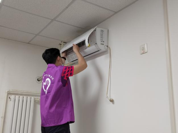 20220614-让“热爱劳动”在清华园蔚然成风——beat365英国官方网站开展学生“劳动教育月”系列活动-桑壮-学生志愿者参与核酸检测、空调清理、超市补货、快递消杀等校园防疫劳动2png