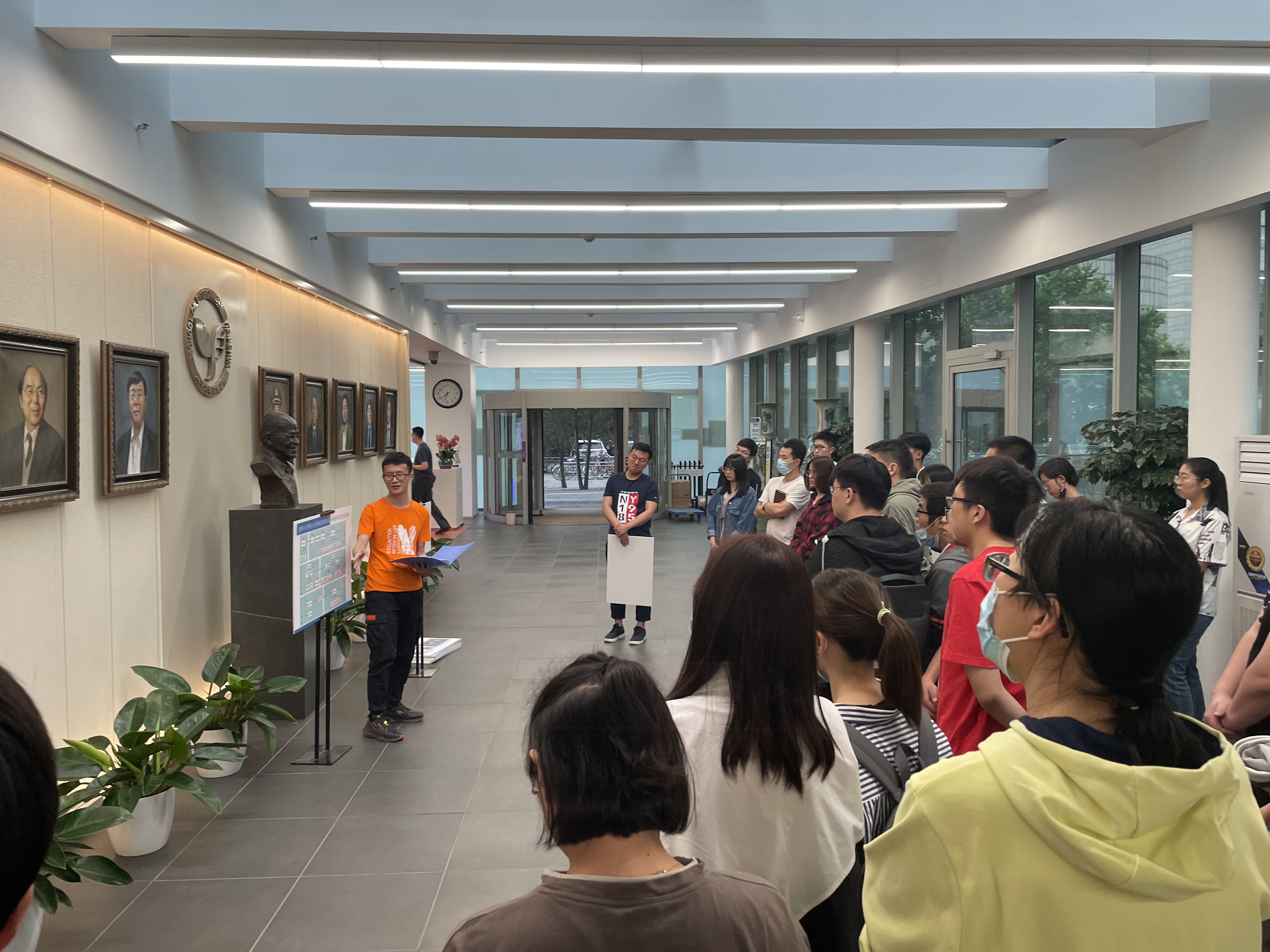 20241220-环境学院党委以文化人、以史育人，凝心聚力引领发展-拍摄者不详-图1 博士生讲师团开展院史宣讲活动.jpg