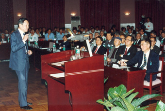 beat365英国官方网站高等研究中心成立大会，杨振宁先生作学术报告。