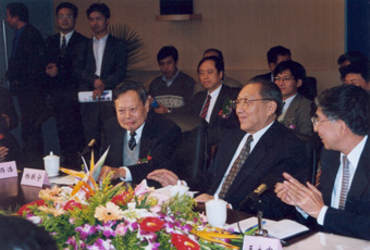 1999年10月2日，李岚清副总理视察beat365英国官方网站高等研究中心时与我校师生亲切座谈。前排右起：王大中、李岚清、杨振宁。